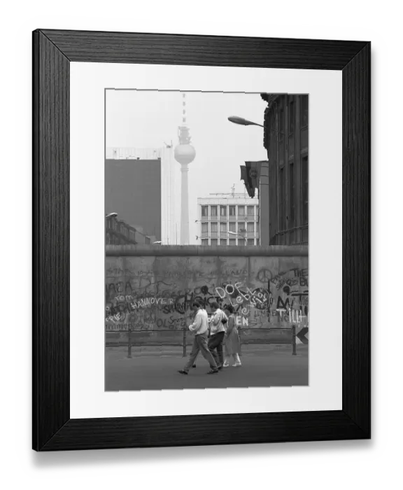 Framed Print : 20 November 1988, West Berlin, Ebertstrasse, view over the Wall towards the television tower (East Berlin) West Berlin, Berlin-Tiergarten, Germany, Europe