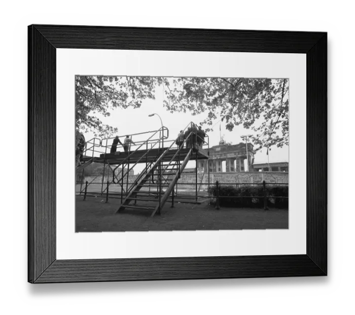 Framed Print : 20.11.1988, West Berlin, Strasse des 17. Juni, visitors on the viewing platform with a view of the Wall, behind it the Brandenburg Tor West Berlin, Berlin-Tiergarten, Germany, Europe Framed Print : 20.11.1988, West Berlin, Strasse des 17. Juni, visitors on the viewing platform with a view of the Wall, behind it the Brandenburg Tor West Berlin, Berlin-Tiergarten, Germany, Europe