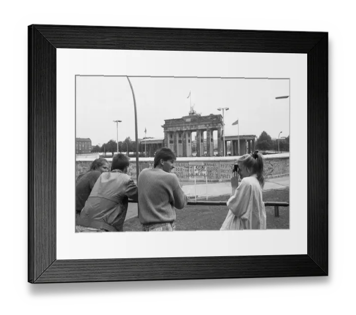 Framed Print : 20 November 1988, West Berlin, Ebertstrasse, visitors on the viewing platform with a view of the Wall, behind it the Brandenburg Tor West Berlin, Berlin-Tiergarten, Germany, Europe Framed Print : 20 November 1988, West Berlin, Ebertstrasse, visitors on the viewing platform with a view of the Wall, behind it the Brandenburg Tor West Berlin, Berlin-Tiergarten, Germany, Europe
