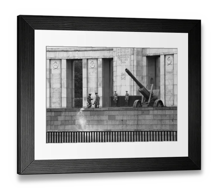 Framed Print : 20.11.1988, West Berlin, Strasse des 17. Juni, Tiergarten district, Soviet memorial for the fallen Soviet soldiers in World War II, cleaning work by 2 Soviet soldiers West Berlin, Berlin-Tiergarten, Germany, Europe