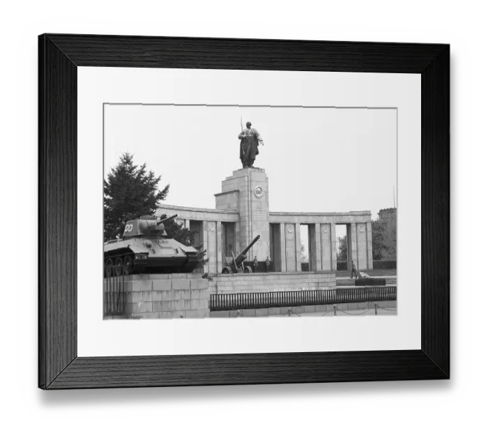 Framed Print : 20.11.1988, West Berlin, Strasse des 17. Juni, Tiergarten district, Soviet memorial for the fallen Soviet soldiers in World War II, cleaning work by a Soviet soldier (right) West Berlin, Berlin-Tiergarten, Germany, Europe
