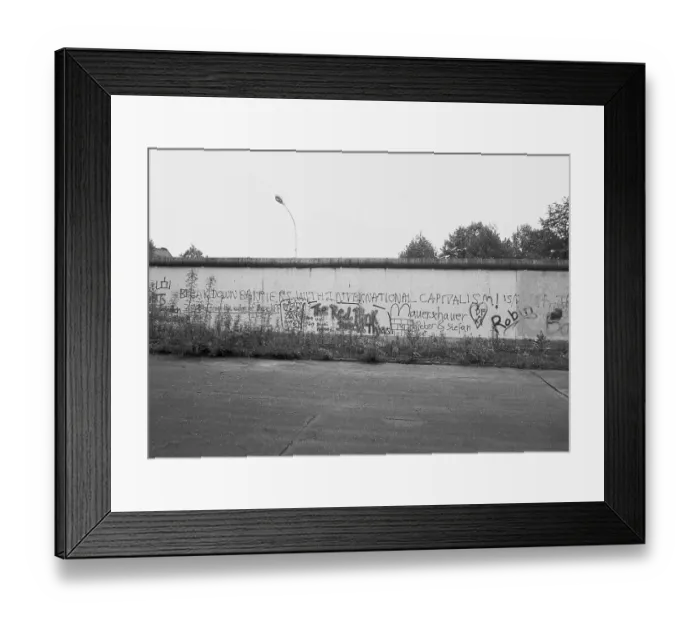 Framed Print : 20.11.1988, West Berlin, Strasse des 17. Juni, view of the Wall, next to the Brandenburg Tor West Berlin, Berlin-Tiergarten, Germany, Europe
