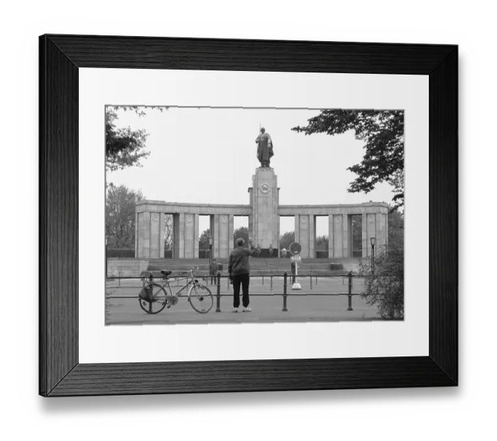 Framed Print : 20.11.1988, West Berlin, Strasse des 17. Juni, Tiergarten district, Soviet memorial for the fallen Soviet soldiers in World War II, a man waves to the soldiers West Berlin, Berlin-Tiergarten, Germany, Europe