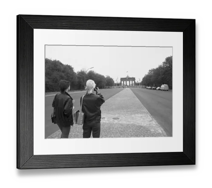 Framed Print : 20.11.1988, West Berlin, Strasse des 17. Juni, souvenir photo of the Wall, view of the Wall, behind it the Brandenburg Tor West Berlin, Berlin-Tiergarten, Germany, Europe