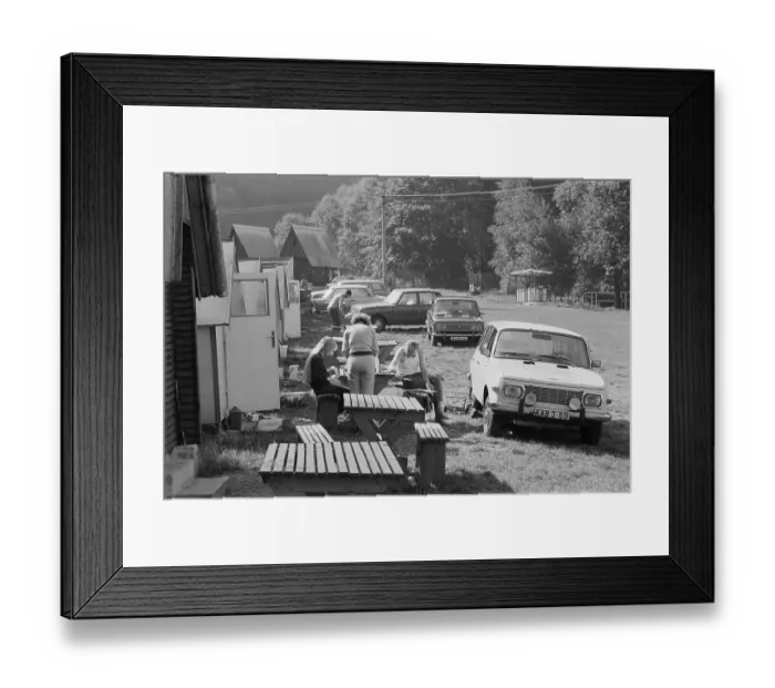 Framed Print : 12.07.1985, CSSR, Karlovy Vary, tourists from the GDR in front of their bungalow