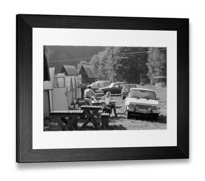 Framed Print : 12.07.1985, CSSR, Karlovy Vary, tourists from the GDR in front of their bungalow Framed Print : 12.07.1985, CSSR, Karlovy Vary, tourists from the GDR in front of their bungalow