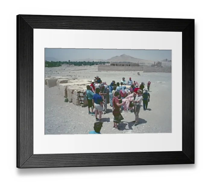 Framed Print : Merchants selling goods in front of the temple district, Beltempel, Palmyra, Tadmor, Syria, May 1987, vintage, retro, old, historical, Asia Framed Print : Merchants selling goods in front of the temple district, Beltempel, Palmyra, Tadmor, Syria, May 1987, vintage, retro, old, historical, Asia