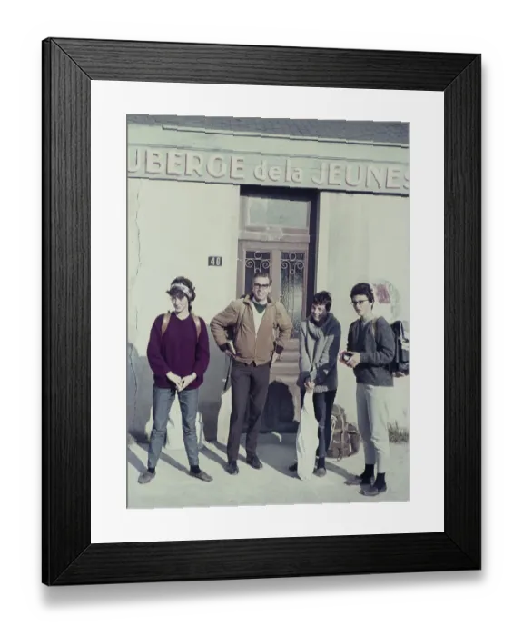 Framed Print : Four friends carrying rucksacks on hiking holiday stand outside youth hostel, Auberge de la Jeunes, France c 1960