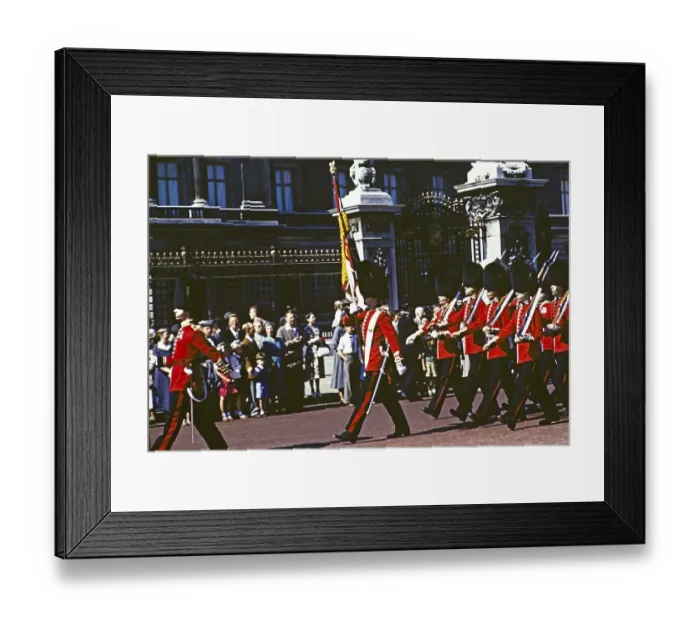 Framed Print : Marschierende Gardisten, Wachabloesung, Buckingham Palace, London, England, Grossbritannien, Ende der 1950er, Anfang der 1960er Jahre Framed Print : Marschierende Gardisten, Wachabloesung, Buckingham Palace, London, England, Grossbritannien, Ende der 1950er, Anfang der 1960er Jahre