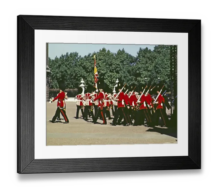 Framed Print : Marschierende Gardisten, Wachabloesung, Buckingham Palace, London, England, Grossbritannien, Ende der 1950er, Anfang der 1960er Jahre Framed Print : Marschierende Gardisten, Wachabloesung, Buckingham Palace, London, England, Grossbritannien, Ende der 1950er, Anfang der 1960er Jahre