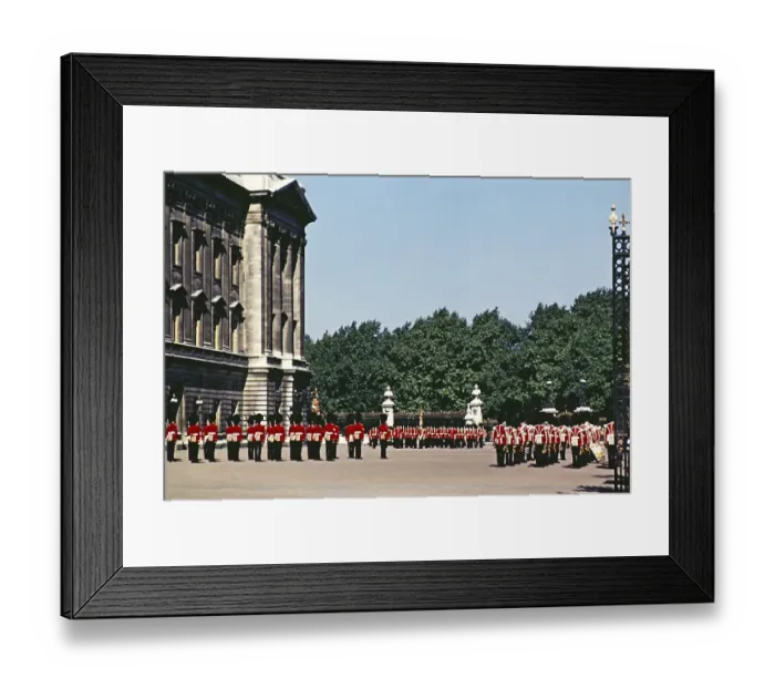Framed Print : Marschierende Gardisten, Wachabloesung, Buckingham Palace, London, England, Grossbritannien, Ende der 1950er, Anfang der 1960er Jahre Framed Print : Marschierende Gardisten, Wachabloesung, Buckingham Palace, London, England, Grossbritannien, Ende der 1950er, Anfang der 1960er Jahre
