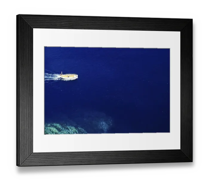 Framed Print : Blick auf ein kleines offenes Boot im tiefblauen Meer, Insel Ibiza, Balearische Inseln, Spanien, 1950er Jahre Framed Print : Blick auf ein kleines offenes Boot im tiefblauen Meer, Insel Ibiza, Balearische Inseln, Spanien, 1950er Jahre