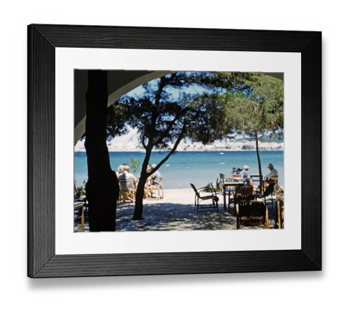 Framed Print : Menschen sitzen an Tischen auf einer Terrasse am Mittelmeer, San Antonio, Insel Ibiza, Balearen, Spanien, 1950er Jahre Framed Print : Menschen sitzen an Tischen auf einer Terrasse am Mittelmeer, San Antonio, Insel Ibiza, Balearen, Spanien, 1950er Jahre