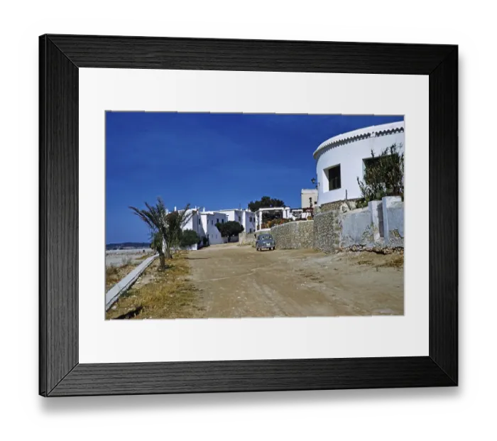 Framed Print : Kleiner Austin A30, geparkt vor Ferienhaeusern, Insel Ibiza, Balearen, Spanien, 1950er Jahre
