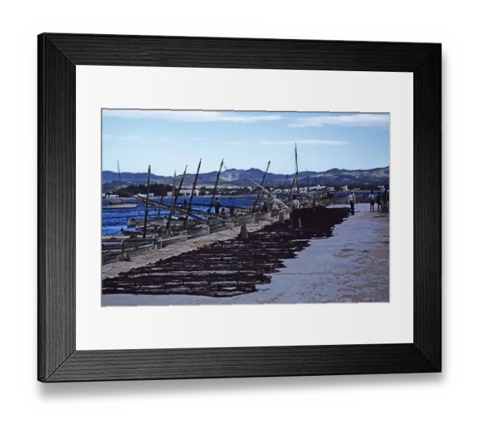 Framed Print : Fischerboote und Nest am Kai im Hafen von Calvi, Korsika, Frankreich, Ende der 1950er Jahre Framed Print : Fischerboote und Nest am Kai im Hafen von Calvi, Korsika, Frankreich, Ende der 1950er Jahre
