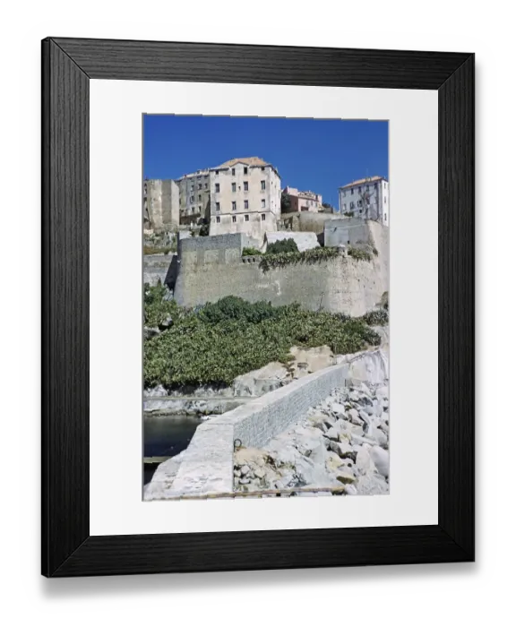 Framed Print : Historische Gebaeude am Wasser in der befestigten Zitadellenstadt Calvi, Korsika, Frankreich, Ende der 1950er Jahre Framed Print : Historische Gebaeude am Wasser in der befestigten Zitadellenstadt Calvi, Korsika, Frankreich, Ende der 1950er Jahre