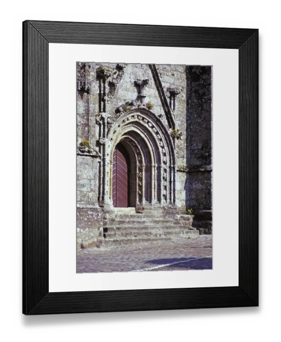 Framed Print : Altes geschnitztes Steinportal einer Kirche oder Kathedrale, Bretagne, Frankreich 1974 Standort nicht bekannt Framed Print : Altes geschnitztes Steinportal einer Kirche oder Kathedrale, Bretagne, Frankreich 1974 Standort nicht bekannt