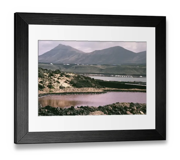 Framed Print : Kuestenlandschaft als Teil des Verdunstungssystems der Salzpfanne in Janubio, Lanzarote, Kanarische Inseln, Spanien 1979