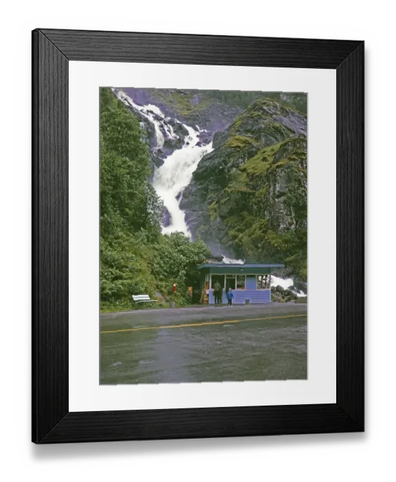 Framed Print : Wasserfall Latefoss bei Odda in Norwegen mit Kiosk und Geschaeft an der Strasse, Norwegen, 1970