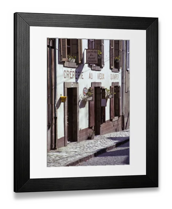 Framed Print : Creperie au Vieux Quimper, Quimper, Bretagne, Frankreich im Jahr 1974 Framed Print : Creperie au Vieux Quimper, Quimper, Bretagne, Frankreich im Jahr 1974