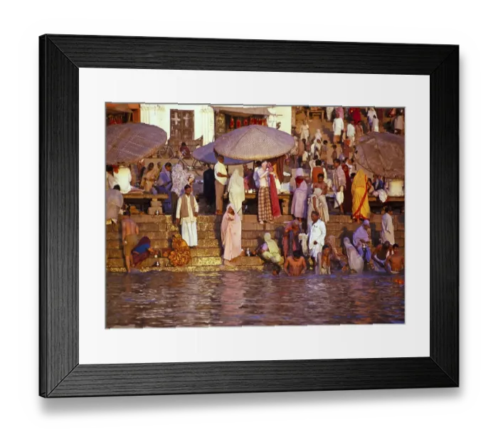 Framed Print : Hindus, die im heiligen Fluss Ganges in Varanasi, Indien, baden, darunter ein weisser Europaeer, der sich entkleidet 1974