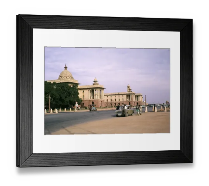 Framed Print : Auto und Fahrer parken in der Naehe des Regierungssekretariats, Rajpath, Neu-Delhi, Indien, 1964