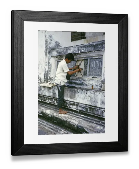 Framed Print : Handwerker bei der Instandhaltung der dekorativen Tafeln des buddhistischen Tempels Wat Pho, Bangkok, Thailand, Asien, 1964, Asia