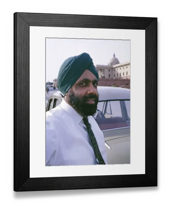 Framed Print : Kopf-Schulter-Portraet eines baertigen Sikh-Mannes mit Krawatte und gruenem Turban, Neu-Delhi, Indien 1964