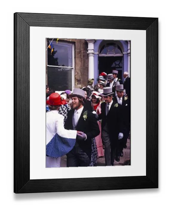 Framed Print : Flora Day, Helston, Cornwall, England, UK 1973 - Menschenmassen beobachten Paare, die in den Strassen der Stadt den Furry-Tanz auffuehren