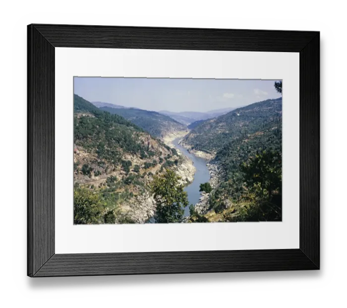 Framed Print : Landschaft des Douro-Tals mit bewaldeten Haengen, Portugal um 1960 - Standort nicht bekannt Framed Print : Landschaft des Douro-Tals mit bewaldeten Haengen, Portugal um 1960 - Standort nicht bekannt