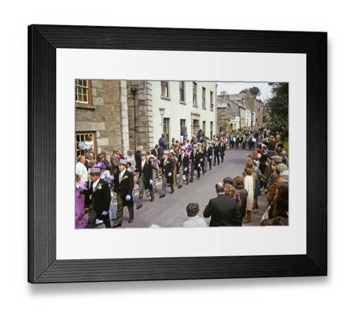 Framed Print : Flora Day, Helston, Cornwall, England, UK 1973 - Menschenmassen beobachten Paare, die in den Strassen der Stadt den Furry-Tanz auffuehren