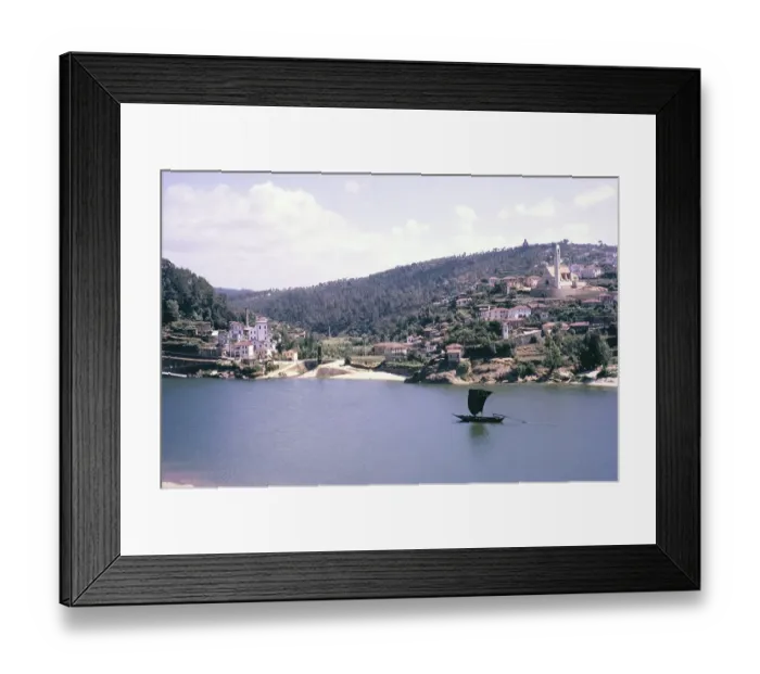Framed Print : Eine Serie von Bildern ueber die Portweinherstellung in Portugal um 1960 - traditionelles Segelboot Rabelo bei der Vorbeifahrt an einem Dorf auf dem Douro, Ort nicht bekannt Framed Print : Eine Serie von Bildern ueber die Portweinherstellung in Portugal um 1960 - traditionelles Segelboot Rabelo bei der Vorbeifahrt an einem Dorf auf dem Douro, Ort nicht bekannt