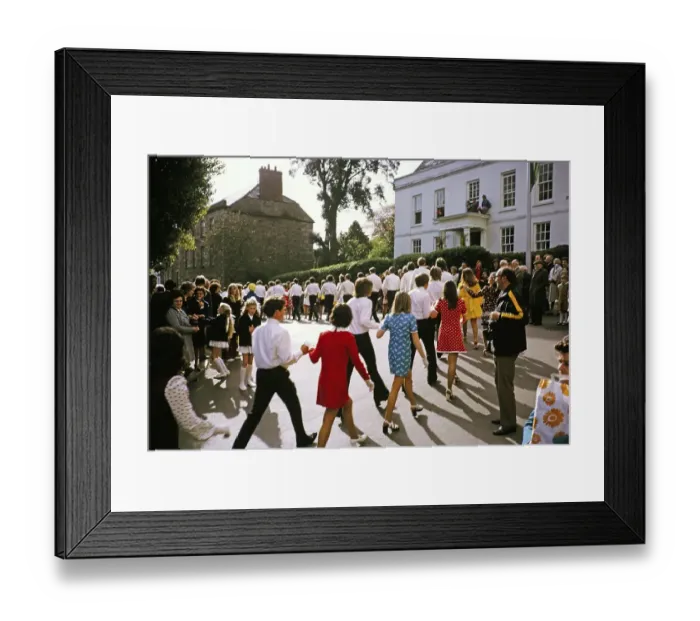 Framed Print : Paare gehen Hand in Hand in einer Prozession zum Abendtanz, Flora Day, Helston, Cornwall, England, UK 1973