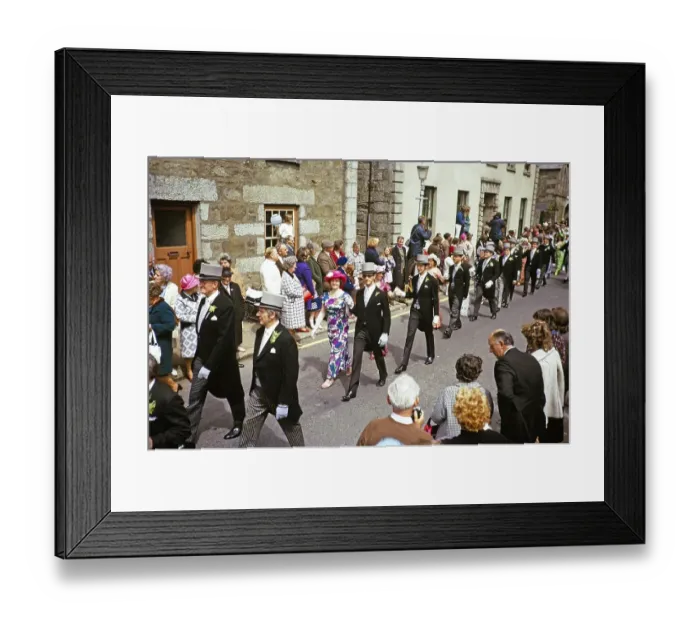 Framed Print : Flora Day, Helston, Cornwall, England, UK 1973 - Menschenmassen beobachten Paare, die in den Strassen der Stadt den Furry-Tanz auffuehren