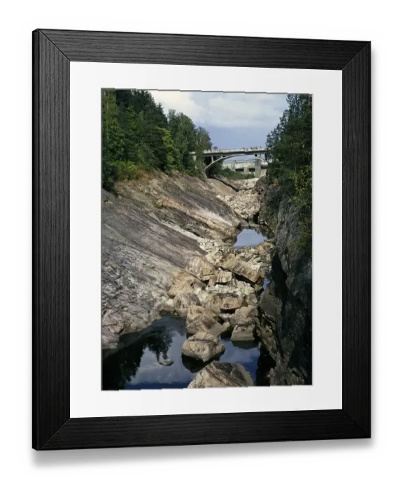 Framed Print : Kraftwerk Imatrankoski HEP, Stromschnellen von Imatra, Fluss Vuoksi, vor der Wasserabgabe trockener Flusskanal, Imatra, Finnland 1973
