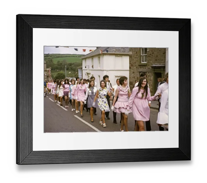 Framed Print : Paare gehen Hand in Hand in einer Prozession zum Abendtanz, Flora Day, Helston, Cornwall, England, UK 1973 Framed Print : Paare gehen Hand in Hand in einer Prozession zum Abendtanz, Flora Day, Helston, Cornwall, England, UK 1973