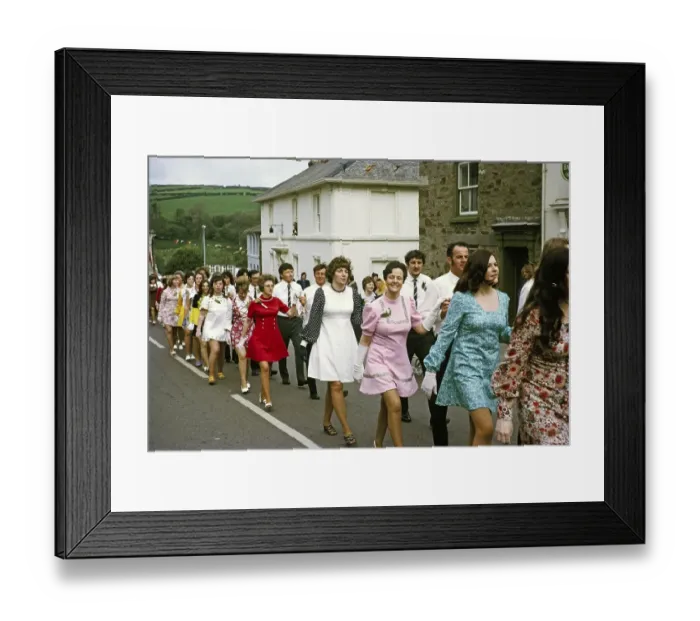 Framed Print : Paare gehen Hand in Hand in einer Prozession zum Abendtanz, Flora Day, Helston, Cornwall, England, UK 1973 Framed Print : Paare gehen Hand in Hand in einer Prozession zum Abendtanz, Flora Day, Helston, Cornwall, England, UK 1973