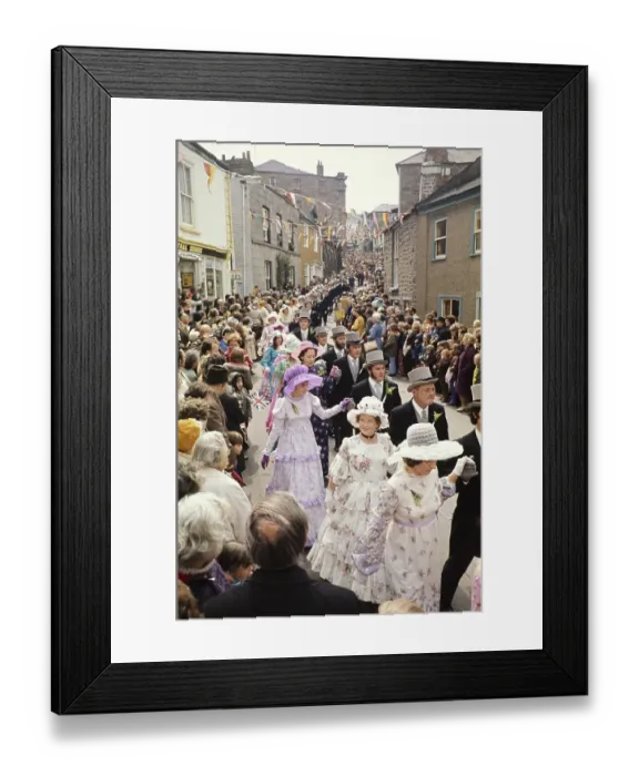 Framed Print : Flora Day, Helston, Cornwall, England, UK 1973 - Menschenmassen beobachten Paare, die in den Strassen der Stadt den Furry-Tanz auffuehren