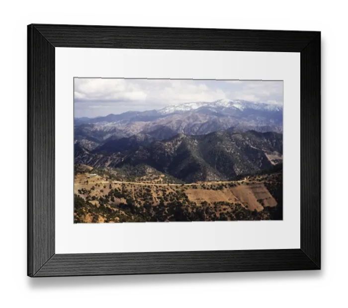 Framed Print : Blick auf die schneebedeckten Berge ueber dem Kykkos-Kloster, Triodes-Gebirge, Zypern
