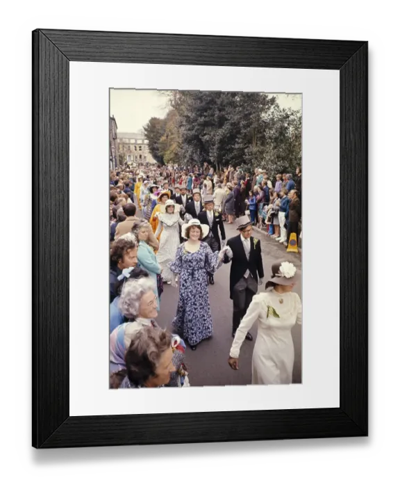 Framed Print : Flora Day, Helston, Cornwall, England, UK 1973 - Menschenmassen beobachten Paare, die in den Strassen der Stadt den Furry-Tanz auffuehren