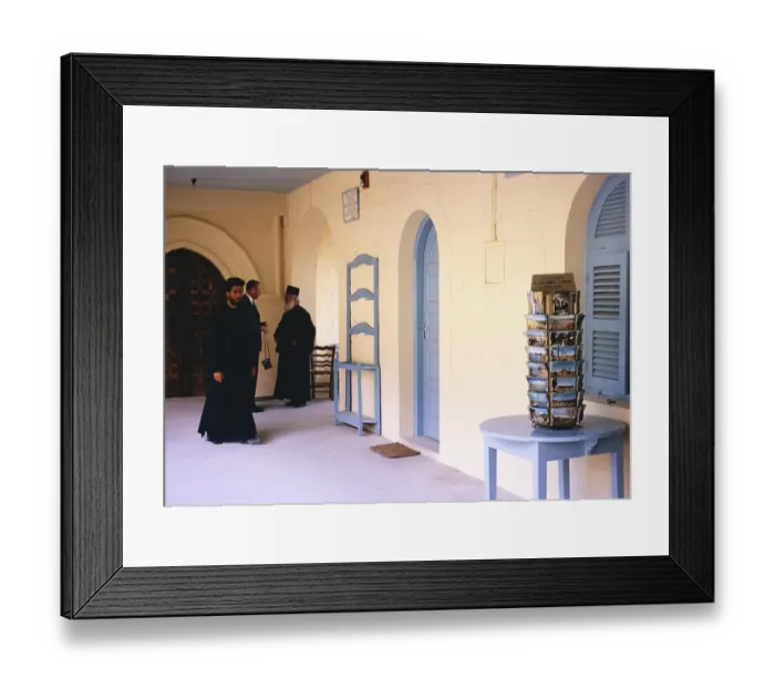 Framed Print : J. Arthur Dixon Postkarte Regal Anzeige in griechisch-orthodoxen Kloster, Cypurs 1963 Moenche im Hintergrund moeglicherweise Machairas Monastery Framed Print : J. Arthur Dixon Postkarte Regal Anzeige in griechisch-orthodoxen Kloster, Cypurs 1963 Moenche im Hintergrund moeglicherweise Machairas Monastery