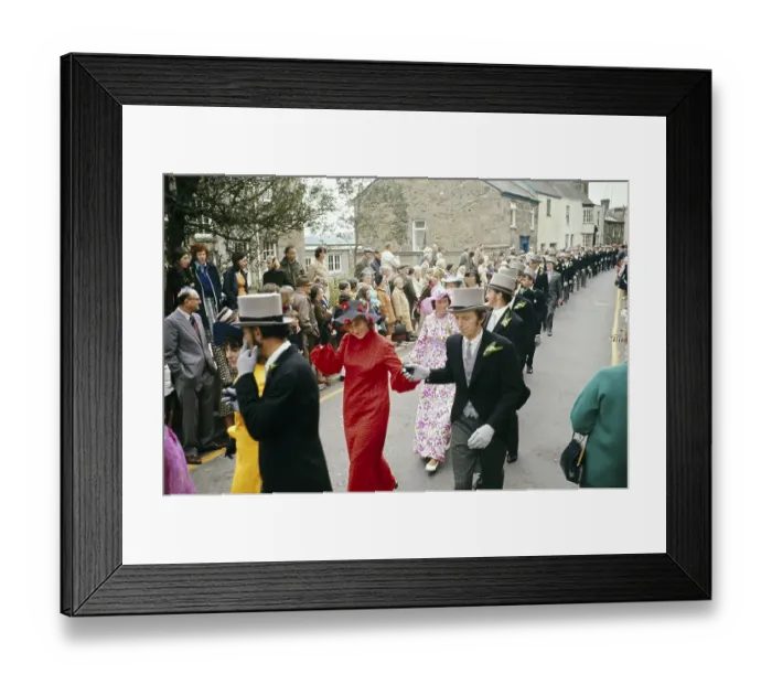 Framed Print : Flora Day, Helston, Cornwall, England, UK 1973 - Menschenmassen beobachten Paare, die in den Strassen der Stadt den Furry-Tanz auffuehren Framed Print : Flora Day, Helston, Cornwall, England, UK 1973 - Menschenmassen beobachten Paare, die in den Strassen der Stadt den Furry-Tanz auffuehren