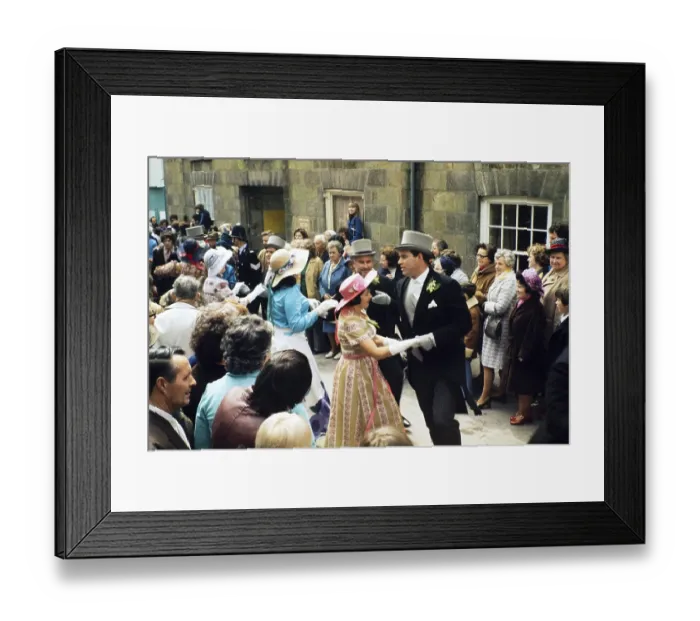 Framed Print : Flora Day, Helston, Cornwall, England, UK 1973 - Menschenmassen beobachten Paare, die in den Strassen der Stadt den Furry-Tanz auffuehren