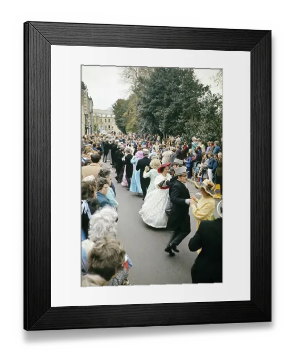 Framed Print : Flora Day, Helston, Cornwall, England, UK 1973 - Menschenmassen beobachten Paare, die in den Strassen der Stadt den Furry-Tanz auffuehren