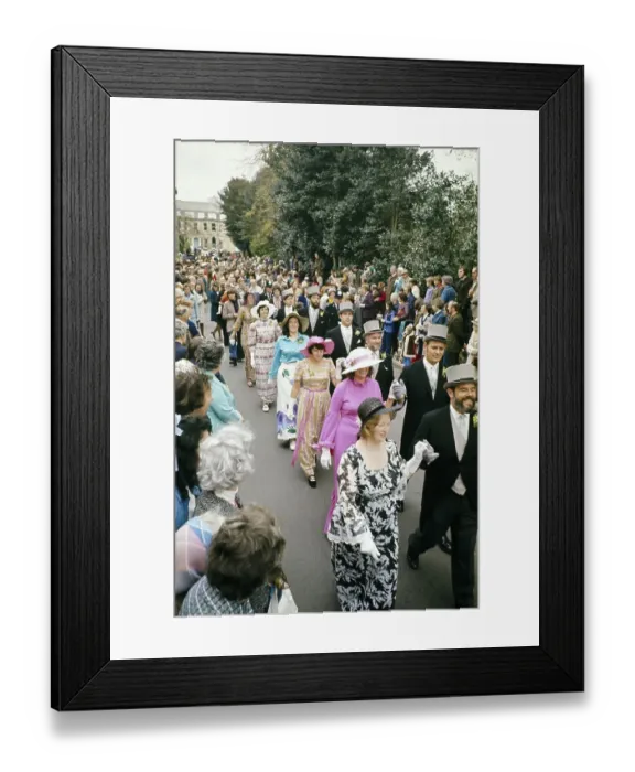 Framed Print : Flora Day, Helston, Cornwall, England, UK 1973 - Menschenmassen beobachten Paare, die in den Strassen der Stadt den Furry-Tanz auffuehren