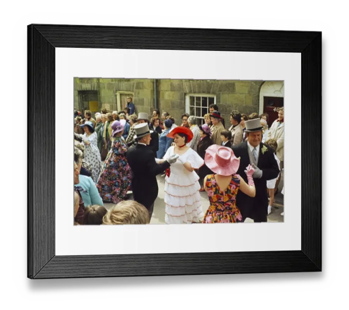 Framed Print : Flora Day, Helston, Cornwall, England, UK 1973 - Menschenmassen beobachten Paare, die in den Strassen der Stadt den Furry-Tanz auffuehren