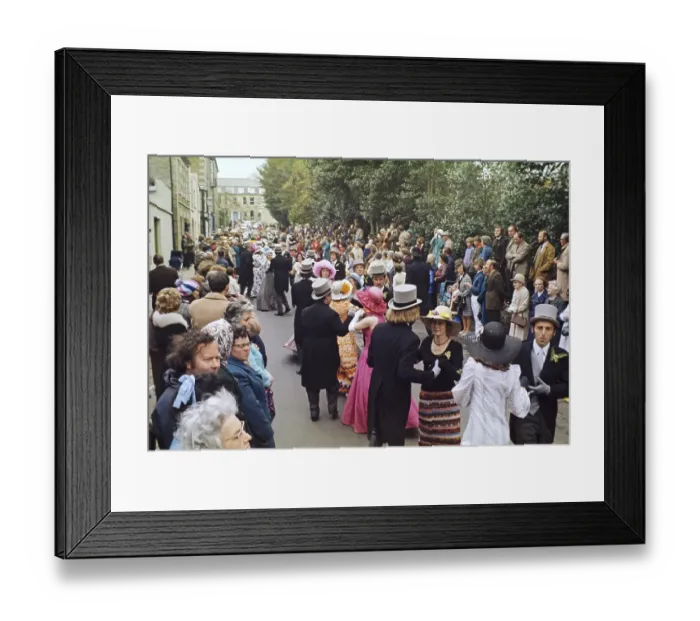 Framed Print : Flora Day, Helston, Cornwall, England, UK 1973 - Menschenmassen beobachten Paare, die in den Strassen der Stadt den Furry-Tanz auffuehren