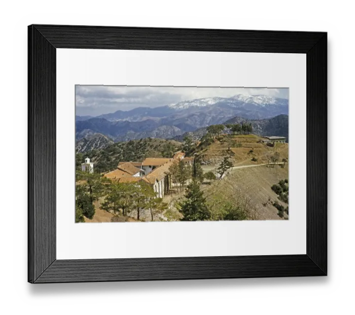 Framed Print : Blick auf schneebedeckte Berge oberhalb des Klosters Kykkos, Triodes-Gebirge, Zypern, 1963