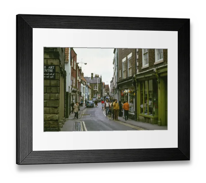 Framed Print : Belebte Einkaufsstrasse im Stadtzentrum, Whitby, North Yorkshire, England, UK 27. Juli 1974