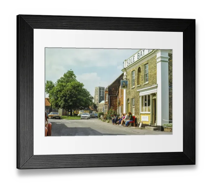 Framed Print : Menschen, die vor dem Sole Bay Inn Pub sitzen, Southwold, Suffolk, England, Vereinigtes Koenigreich, September 1978 Framed Print : Menschen, die vor dem Sole Bay Inn Pub sitzen, Southwold, Suffolk, England, Vereinigtes Koenigreich, September 1978